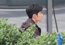 演员肖战左手（肖战还在全国巡演话剧再一次证明了自己的实力）