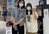 袁咏仪素颜逛街被求合照（全身几乎看不到一件昂贵浮夸的奢侈品）