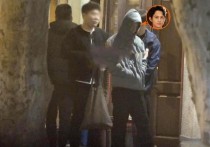 何炅黄磊夫妇约饭（等到了黄磊夫妇之后何炅在一群朋友的簇拥下走进饭店吃饭）