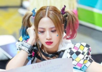 明星大侦探第一季何炅歌曲现在穷的连个歌都听不起了
