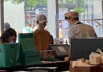 48岁何炅独自现身咖啡店（十分年轻看起来和年轻人没什么区别）