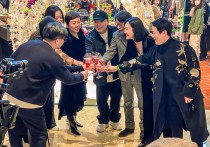 黄渤为好友新店开业站台（皱纹和白发多了许多身体状况不容乐观）