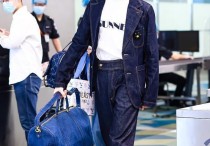 井柏然出门跟街拍似的（穿着睡衣风牛仔套装慵懒又不失精致气场似模特）
