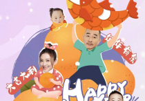应采儿晒一家四口合影（哥哥jasper露出招牌笑容弟弟hoho头顶扎着小揪揪）