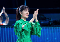 杨颖躲在草丛中方便（岳云鹏说相声他内急中途向观众请假）
