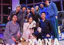 欧阳娜娜参加伯克利睡衣派对（手中抱小兔子毛绒玩具少女感十足）