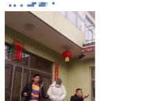 40岁王宝强回村过年（脚踩一双灰色棉拖鞋整个人非常低调）
