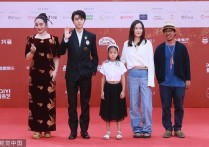 王俊凯和明星合照片曝光（作为一个艺人个人的演技在不断地提升）
