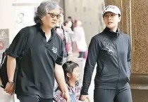 香港女星陈慧珊一家近照曝光（网友调侃一家人在一起就像是三代人）