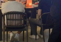 吴京你就没个明星样（只见照片中被抓拍到的吴京头戴黑色棒球帽衣着白色T恤）