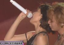 泫雅与男友台上表演接吻（一口咬住男方双唇动作大胆毫不害羞）