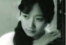 女演员成方圆（一曲唱毕成方圆带着些许慌张和羞涩走下舞台）