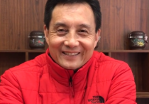 演员王伯昭（虽然头发依旧乌黑但是脸上还是显露了不少岁月的痕迹）
