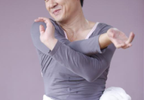 沈腾带残疾人看电影  洗浴中心老板的女儿黑妞喜欢上了店里的技师郝建