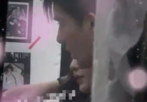 杨颖与小9岁男星拍亲密戏（深情对视眼神拉丝浪漫氛围感十足）