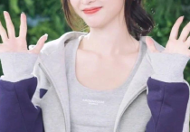 杨颖柳岩吴宣仪穿瑜伽服  三人抱团组健美瞬间化身健身教练