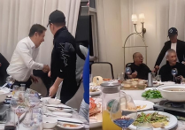 吴京与圈内名人喝酒聚餐  好兄弟吃饭是件非常快乐的事情