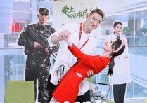 李沁抱黄景瑜（绅士手吓得男方四肢僵直高情商被全网称赞）
