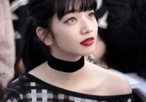模特转型成功的厌世脸演员小松菜奈散发着独特的气质