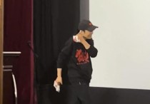 张艺谋与女儿同框（画面格外温馨有爱身材高挑颜值似母亲是名学霸）