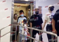 汪峰带俩女儿逛街（醒醒太可爱父女三人一同逛街购物充满了幸福感）
