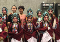 京剧演员宋秀波  自己办学习班免费教条件不好学生学京剧