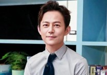 何炅在周迅怀里痛哭（周迅拥抱安慰他时不时用手掌拍一下他的后背）