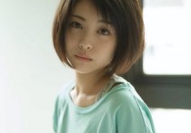 短发美女滨边美波（00后日本偶像竟会和富豪实业家产生联系）