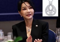 韩国第一夫人金建熙好奢侈  脖子项链金光闪闪宛如圣诞树般闪耀