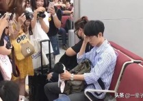 谁能想到肖战喜欢玩布娃娃（尽管粉丝不停拍照但根本影响不到他）