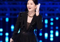 谢娜终于认真一回（穿粉色裙子演绎端庄范举止优雅女团风十足）