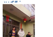 王宝强回家过年  看得出王宝强此次回村也是喜气洋洋
