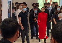 王子文穿高跟鞋不如路人高（路人镜头下的明星最能体现扛镜头的实力）