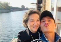 陈坤在妈妈怀里嘟嘴撒娇（妈妈的珍珠宝石项链和手表显得超级贵气）