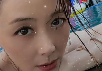 港星姚乐怡回内地度假  边游泳边吃甜品喝香槟十分惬意