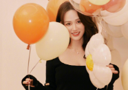 演员陈乔恩  为了庆祝自己已经44岁她还准备了气球和鲜花为自己庆生