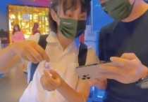 孙俪现身电玩城穿白衬衫背双肩包还以为这是一个大学生