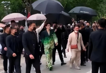 龚俊带数十名保镖出席活动  里三层外三层保护过于声势浩大