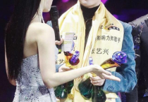 张艺兴连拿4个奖（连拿4个奖正如他的微博网名一样努力努力在努力）