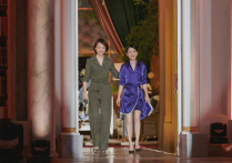 周迅登上《朗读者》（服装发型妆容都将优雅两字展现的淋漓尽致）