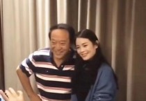 相声演员牛群近况（身高半蹲合影女粉丝面带微笑十分平易近人）
