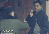 张国荣30年前旧照曝光（嘴叼香烟正在练习翘兰花指的动作优雅大气）
