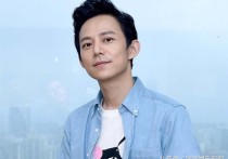 何炅颁奖典礼调侃明星（在今年的金鹰颁奖典礼上何老师在当场点名了迪丽热巴）