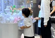 杨颖明星（33杨颖瘦成纸片人带小海绵游玩装扮邋遢）