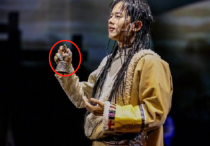 张杰带伤演话剧6小时（休息时间还在背台词何炅谢娜黄磊均到场）