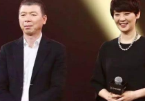 表面清纯的杨采钰  和刘亦菲干爹当街拥吻双宿双飞共度良宵