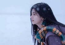 鞠婧祎大口吃面（夹起一根面条在摆拍的状态也是大可不必）