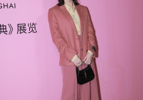 03年的文淇才不到20岁（可穿西装却高级有气场就是表情略显僵硬）