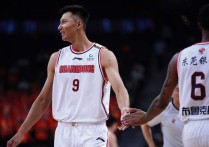 姚明接班人易建联  12岁身高就194cm都无法完整跑完400米