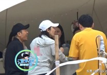 72岁张艺谋片场吃饭（和演员同桌吃饭全程有说有笑丝毫代沟充满亲切感）